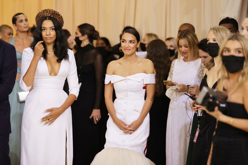 La congresista demócrata 
<a href="https://www.univision.com/temas/alejandria-ocasio-cortez">Alexandria Ocaso-Cortez</a> llegó a la gala del Met convirtiendo 
<a href="https://www.instagram.com/p/CTybzXHAHYh/" target="_blank">su estilo en política</a>: de frente, un vestido blanco, color que ya eligió en otras ocasiones como 
<a href="https://edition.cnn.com/style/article/wearing-white-sotu-meaning/index.html" target="_blank">homenaje a las sufragistas</a> de principio de siglo XX que impulsaron el voto de las mujeres. Pero detrás...