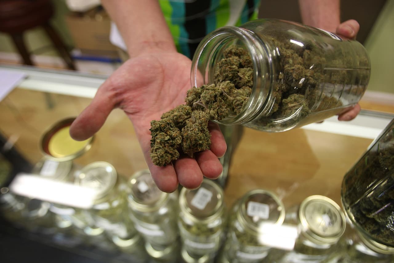 La expansión no significa que la marihuana medicinal sea más fácil de conseguir. En el estado hay pocos dispensarios y tiene que ser recetado por un médico. En todo el estado, hay 379 médicos que pueden recetar THC.