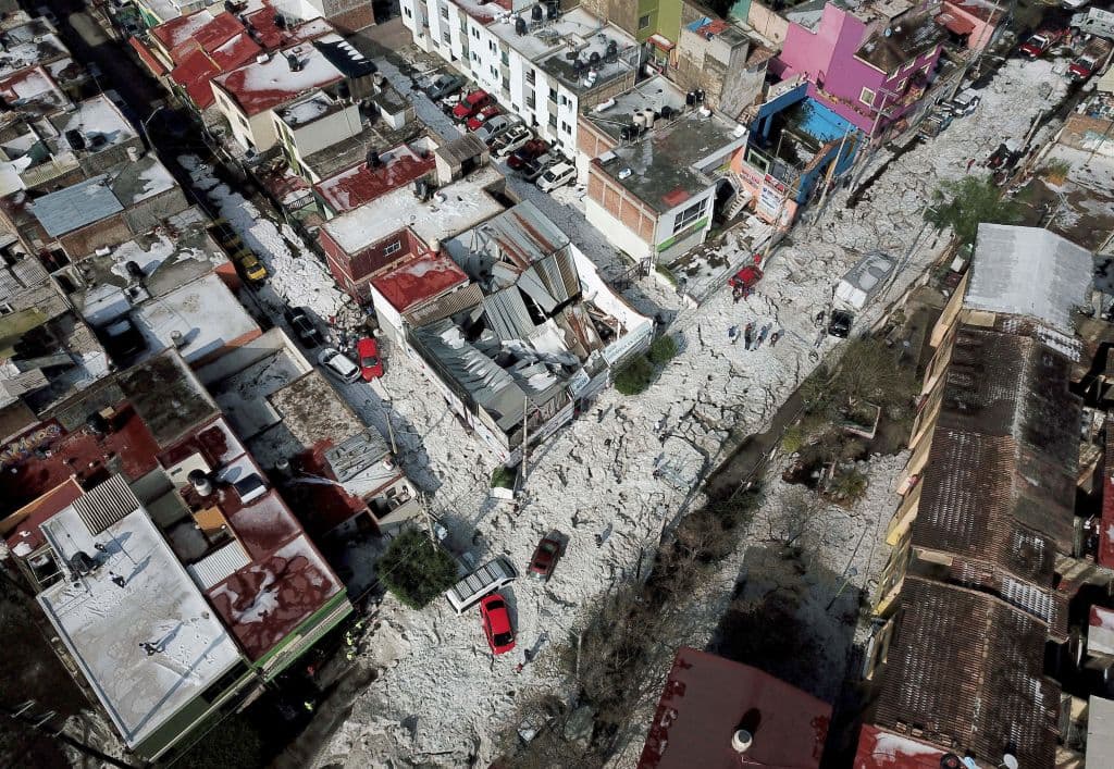 Vista aérea de un barrio en el este de Guadalajara este domingo.