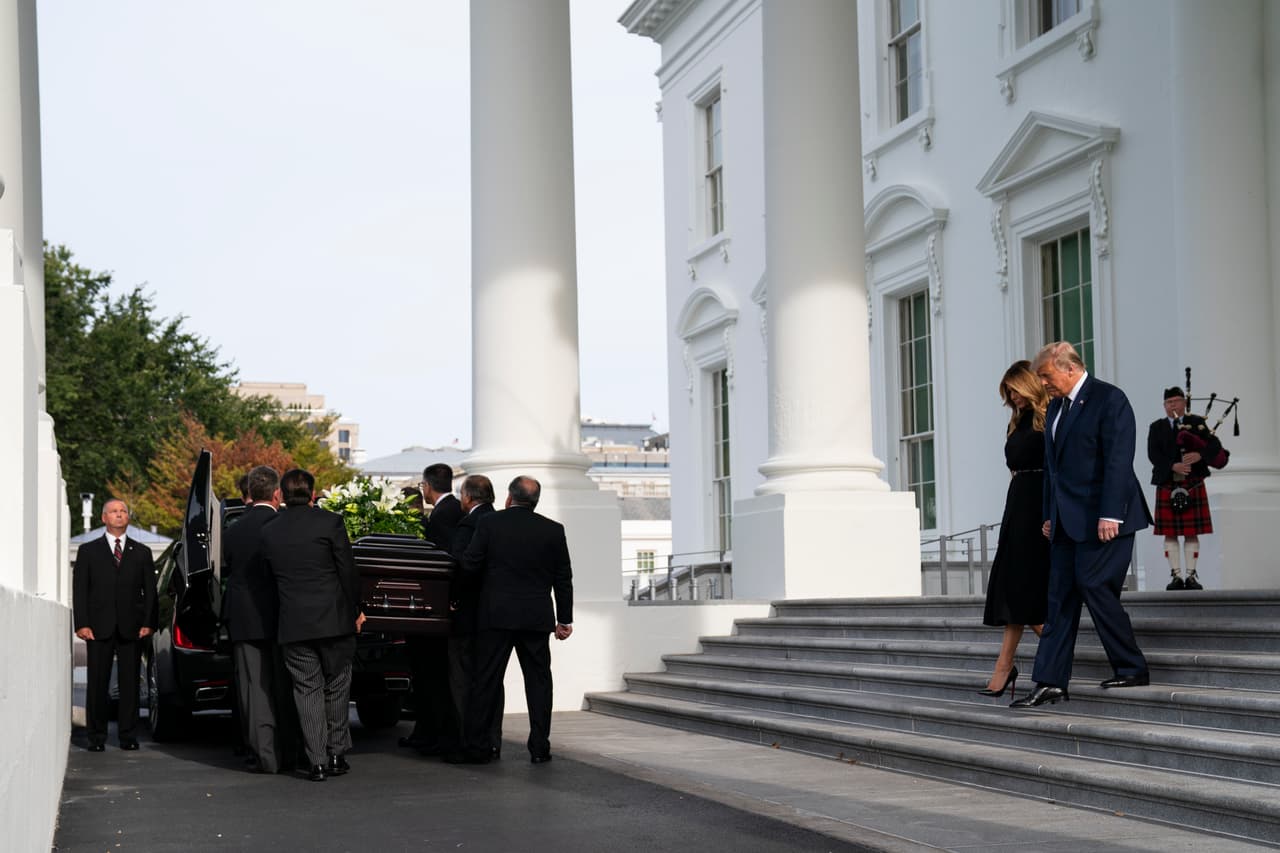 El presidente
<b><a href="https://www.univision.com/temas/donald-trump"> Donald Trump</a></b> y la primera dama 
<b><a href="https://www.univision.com/temas/melania-trump">Melania Trump</a></b> siguen el ataúd de Robert Trump en la Casa Blanca después de un servicio conmemorativo, el viernes 21 de agosto de 2020 en Washington DC.