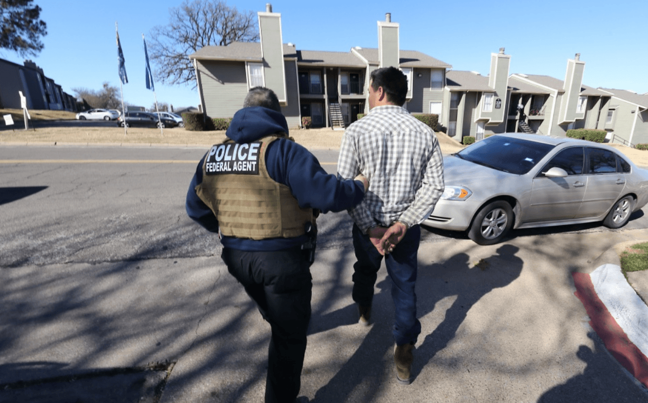 A juzgar por las fotos, los agentes de ICE realizaron el operativo de día y de noche. Duró tres días y terminó el jueves 24 de enero.