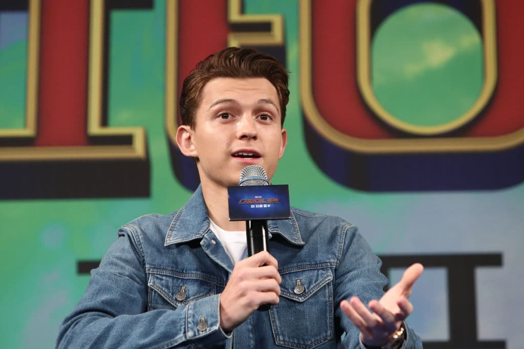 El actor britanico acudió al lugar vestido de Spider-Man y repartió autógrafos, se tomó selfies con los niños y realizó acrobacias.