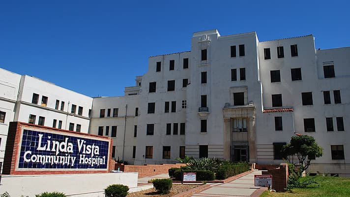Los hospitales abandonados suelen ser protagonistas de leyendas e historietas de ultratumba. Ubicado en Boyle Heights, 
<b>el hospital Linda Vista</b> no es la excepción a esta tendencia. El centro médico abrió sus puertas en 1904 y fue clausurado en 1991, pero aún se circulan rumores que es un nido de actividad paranormal.