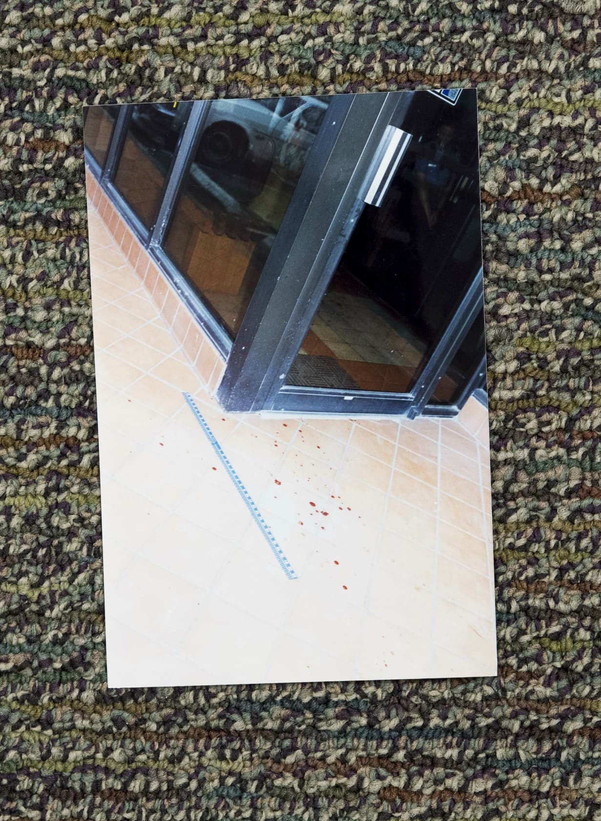 La cantante corrió pidiendo ayuda desde un extremo de motel al otro. En esta foto, gotas de su sangre a la entrada de la primera puerta que da al vestíbulo del motel, que cambió su nombre y el número de las habitaciones tras el asesinato.
