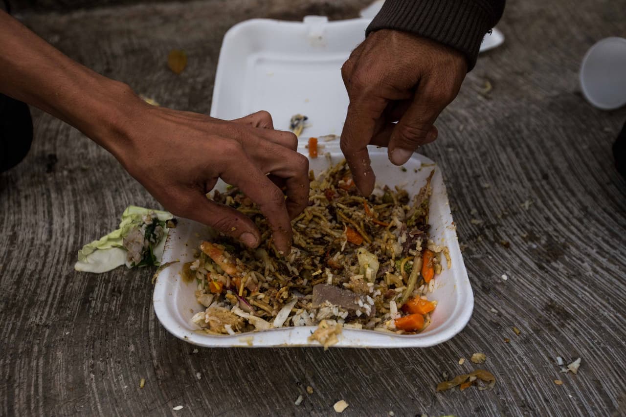 "Uno consigue desperdicios, pedazos de huesos baboseados de la gente, comida que botan en mal estado. Una la escoge y ve qué es lo que sirve para comer y así mismo me la como, a riesgo agarrar una amibiasis", agrega Perdomo. Ya se ha enfermado semanas enteras lo cual, 
<a href="http://www.univision.com/noticias/medicina-y-farmacia/asi-se-vive-la-escasez-dentro-de-una-farmacia-en-venezuela">en medio de la escasez de medicinas</a> y 
<a href="http://www.univision.com/noticias/salud/a-los-medicos-venezolanos-les-quita-el-sueno-ejercer-en-medio-de-la-escasez-e-inseguridad">la crisis del sistema público de salud</a>, añade un problema más a su situación. 
<b>"En los hospitales no te quieren atender, tiene que ser una emergencia muy grave, que llegues muriéndote para que te puedan atender"</b>, se queja.
