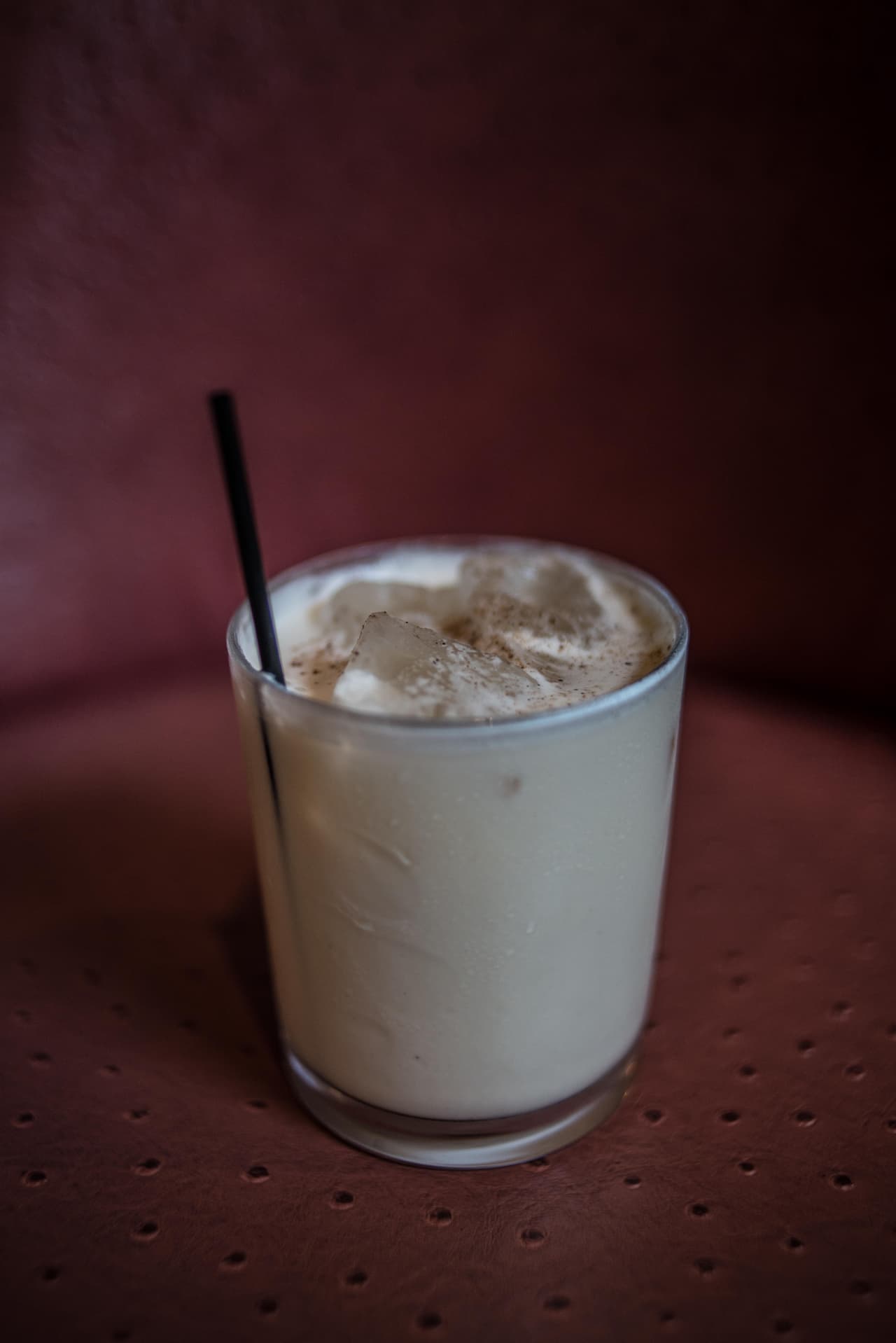 <b>El Milk Punch</b>: este coctel es la excusa perfecta para beber antes del mediodía. “Es un 
<i>milk shake</i> para adultos”, me comenta la bartender del
<b><a href="http://www.brennansneworleans.com/"> Brennan’s</a></b>. Cuentan que Benjamin Franklin era un gran amante de este coctel. Es dulce y fácil de beber.
<br>
<br>Su preparación es tan simple cómo mezclar coñac, leche y hielo: agitar en la coctelera con hielo picado 2 partes de coñac, 4 partes de Leche, 1/2 parte de azúcar liquida (almíbar), colar y servir en un vaso alto; al final espolvorea con nuez moscada o vainilla.
