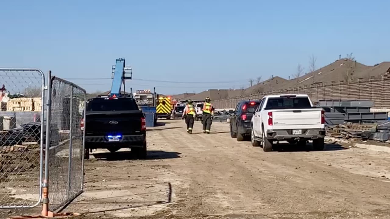 Reportan un trabajador muerto por el derrumbe de una grúa en construcción de escuela en Celina, Texas