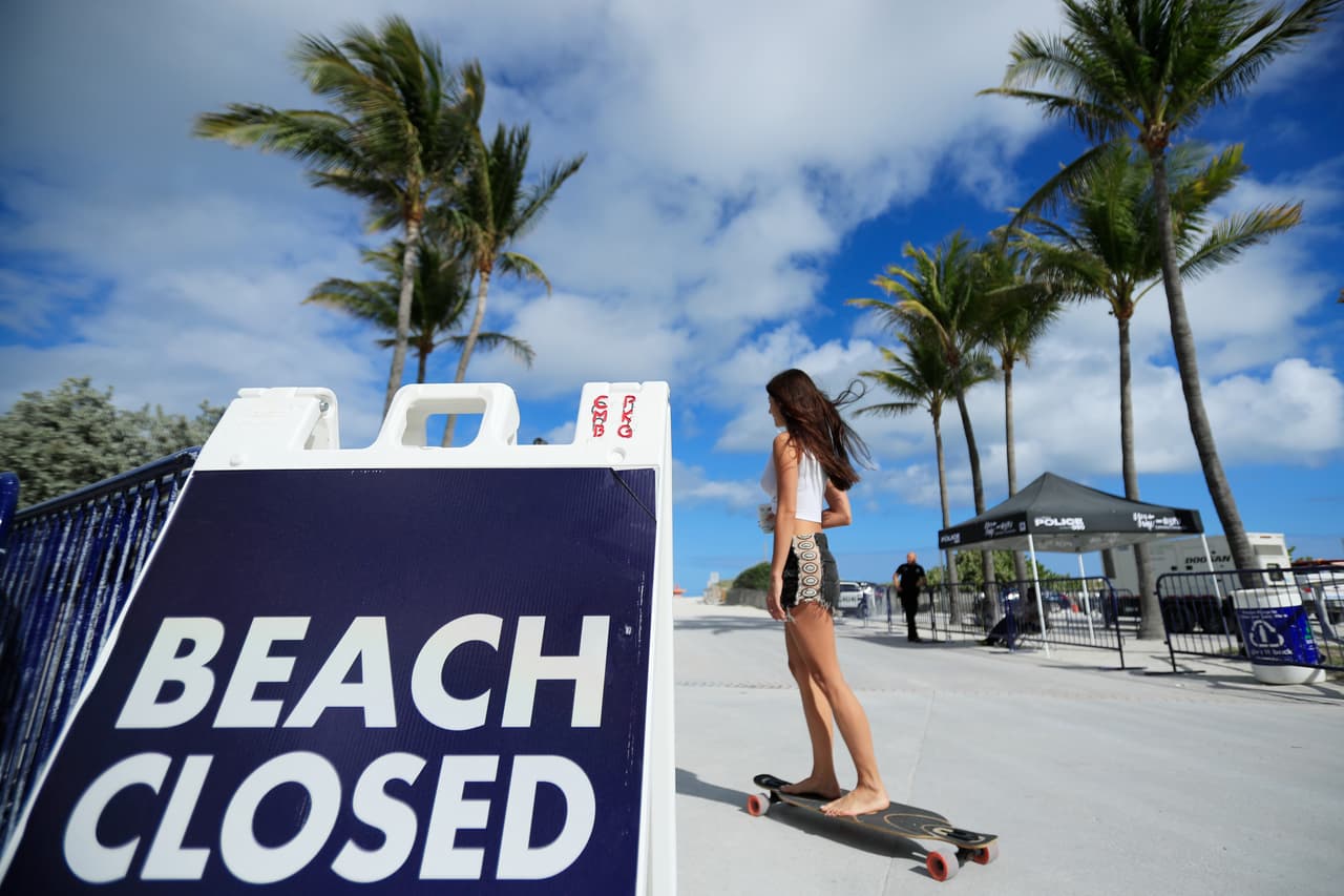 En todas las entradas de las playas hay letreros que indican que están cerradas.