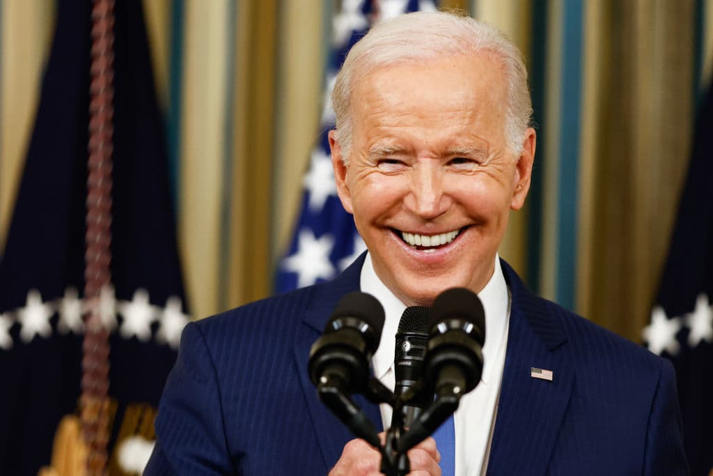 <b><a href="https://www.univision.com/noticias/politica/buen-dia-para-democracia-joe-biden-ganador-elecciones-medio-termino">Elecciones de medio término </a></b>
<br>
<br>En su primer encuentro con los medios tras las elecciones de mitad de término, Joe Biden apareció sonriente y dijo que había sido “un buen día para la democracia” porque “las predicciones decían que se suponía que esto sería una ola roja” y de que perderíamos de 30 a 50 escaños”. Al final, los demócratas mantuvieron el control del Senado tras un largo proceso de conteo de votos que tomó días en un estado muy disputado.
<br>