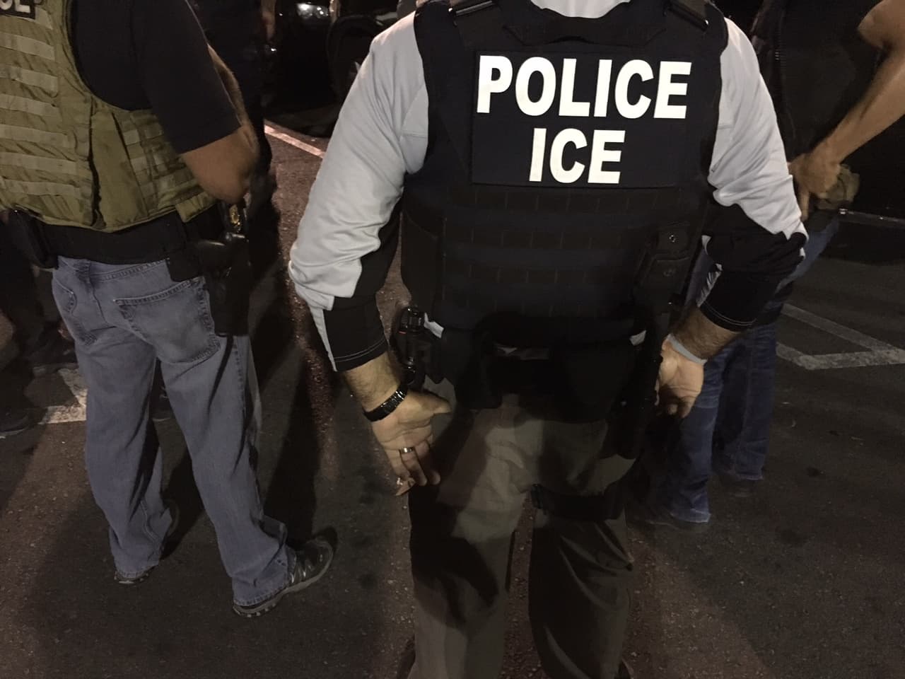 Cambiar las prioridades de detención de Trump para el Servicio de Inmigración y Aduanas (ICE). El Departamento de Seguridad Nacional (DHS), en asociación con otras agencias, "establecerá políticas de aplicación de la inmigración civil que protejan mejor al pueblo estadounidense y estén en línea con nuestros valores y prioridades".
<br>