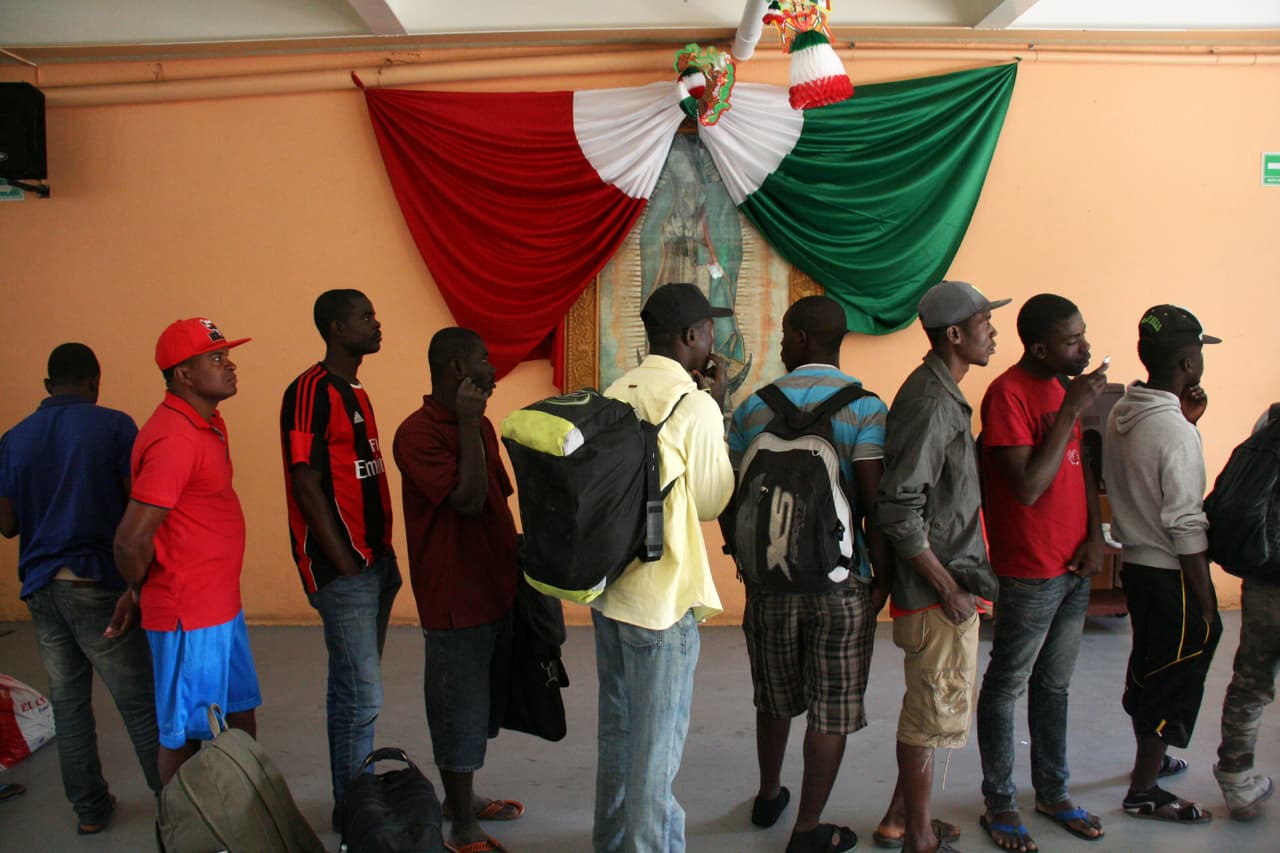Migrantes haitianos hace fila para utilizar las duchas en un refugio para migrantes de Tijuana. Los albergues de esa ciudad están colapsados.