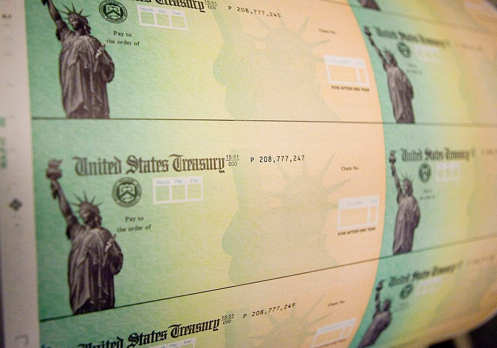 La Ley del Plan de Rescate Estadounidense de 2021 fijó este crédito en $3,600 por cada menor entre 0 y 6 años, 
<b>y <a href="https://www.univision.com/local/fresno-kftv/familia-california-con-4-ninos-recibir-12-000-promedio-credito-tributario-federal-hijo-elegible">un máximo de $3,000 por cada hijo entre 6 y 17 años.</a> </b>Además, el gobierno federal amplió el beneficio para familias mixtas, es decir, contribuyentes con ITIN también califican.