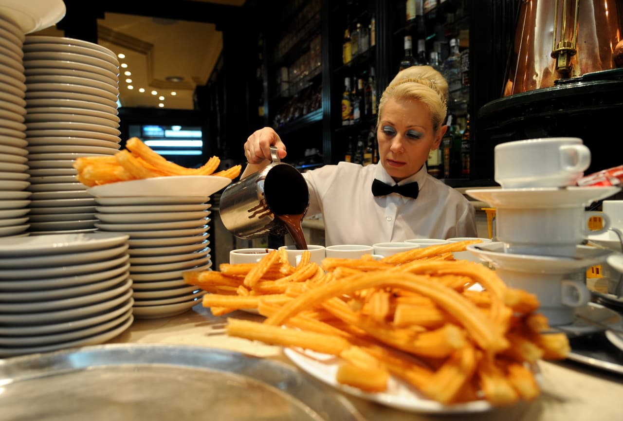 <b>Puesto 4. Asistentes de comedor y cafetería, y ayudantes de camareros.</b>
<br>
<br>Salario anual promedio: 26,416 dólares.
<br>
<br>Número total de trabajadores en 2020: 99,000.
<br>
<br>Proyección del cambio en la cantidad de personas en este empleo de 2019 a 2029: +6.5%.
<br>
<br>Empleados en este oficio con licenciatura universitaria: 8.1%.
<br>
<br>Estos empleados realizan una variedad de deberes, que incluyen limpiar y mover mesas, preparar lugares, verter agua, servir a los clientes, conseguir suministros para cocineros y camareros, entre otros. También se vieron severamente afectados durante la pandemia.
<br>