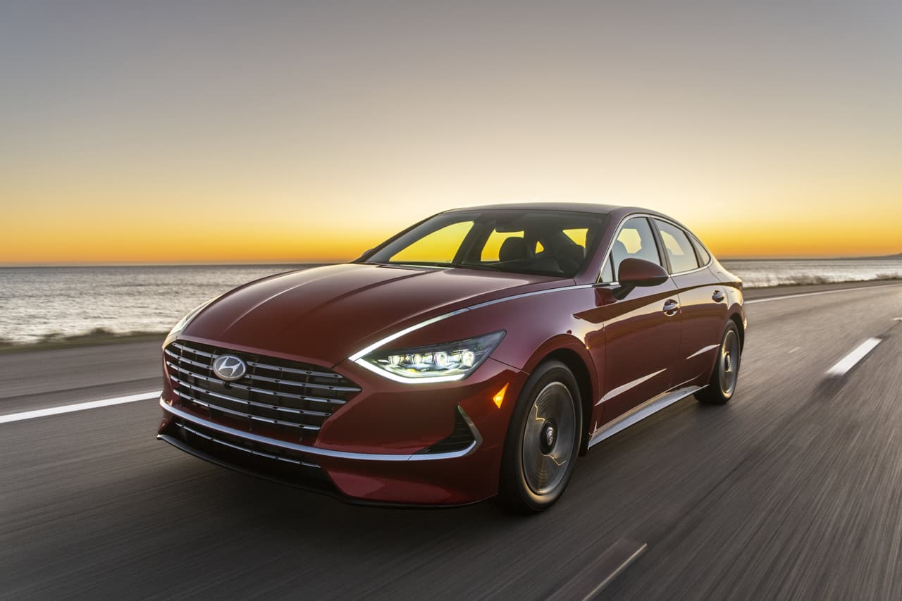 El sistema híbrido, con un total de 192 caballos de fuerza, permite al auto entregar una economía de combustible de 50 mpg en ciudad, 54 mpg en carretera y 52 mpg en trayecto combinado en el nivel de equipamiento Blue.