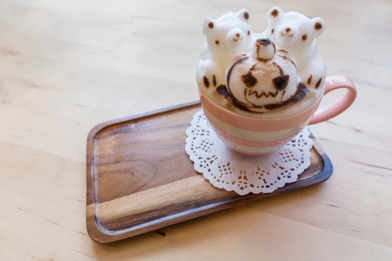 <b>Animal Latte</b>
<br>Hacer figuras con la espuma de un café latte es una disciplina que los baristas han tomado muy en serio: hay concursos que lo prueban y, recientemente, el reto de hacer figuras más complejas que los clásicos corazones. El resultado: hay cafeterías que hacen retratos y otras que pueden dibujar a 
<b><a href="https://www.youtube.com/watch?v=wbg0YHpLlmQ">un zoológico entero</a></b>.