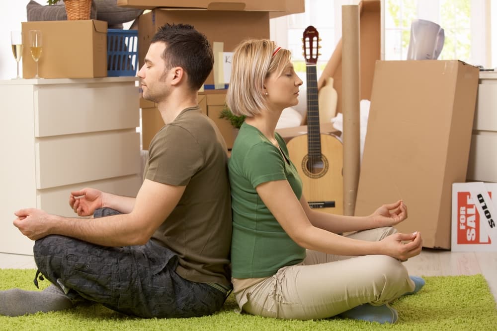 El dos es dualidad y funciona en par. Por tanto para que sea efectivo deben ser dos quienes se sienten a meditar y se coloquen dos vasos en lugar de uno debajo del dólar, siguiendo las indicaciones anteriores para el número uno. Recuerda, aquí el secreto es que no lo puedes hacer tú solo o sola sino con otra persona y luego compartir entre ambos lo que reciban.