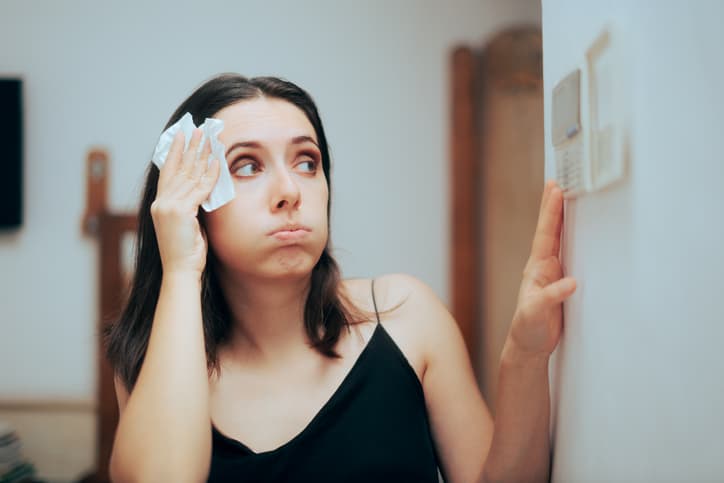 Los componentes fisiológicos como el 
<a><b>metabolismo</b></a> (la cantidad de calor que generan los órganos) y la grasa del cuerpo pueden afectar a la transferencia de calor del interior del cuerpo a la piel. Y, por supuesto, lo mucho o poco que te muevas y lo que lleves puesto también afectará a tu sensación de confort térmico.