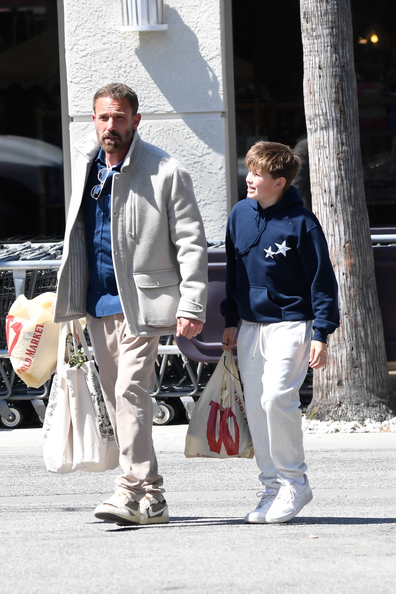 Ben Affleck con su hijo Samuel en la mañana del Domingo de Pascua.