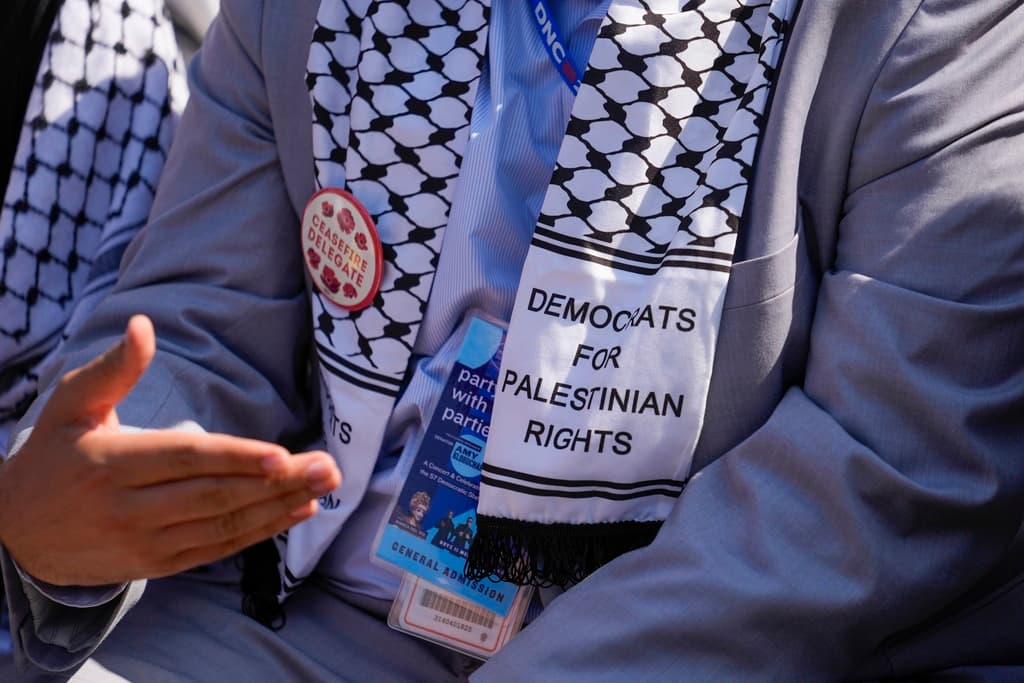 La marcha incluyó una amplia representación de la comunidad palestina del área de Chicago, mostrando la diversidad y unidad del grupo.