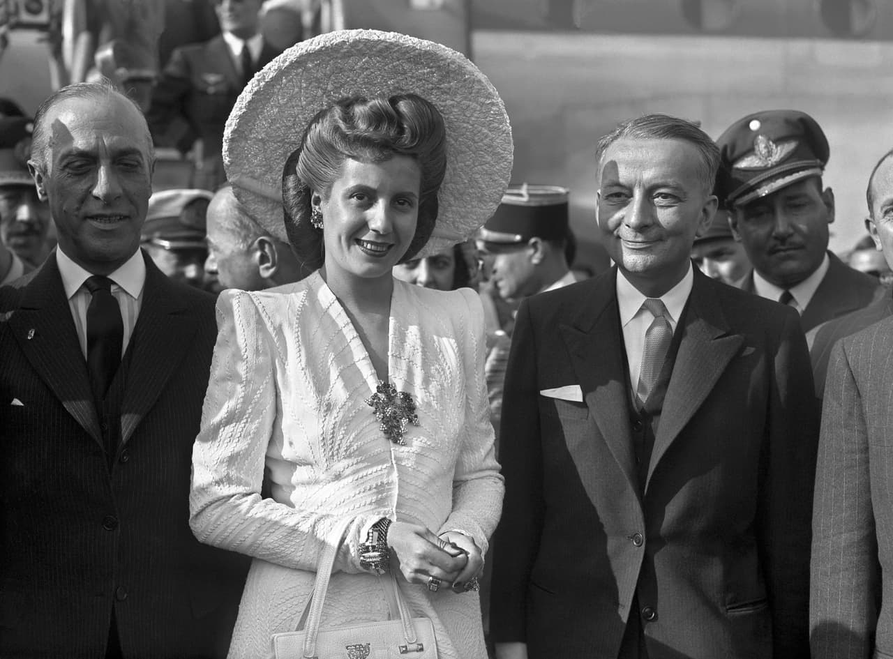 <b>Más que una primera dama: Eva Perón (1919-1952), Argentina</b>
<br>"La mujer argentina ha superado el período de las tutorías civiles... La mujer debe afirmar su acción. La mujer debe votar. La mujer, resorte moral de su hogar, debe ocupar el sitio en el complejo engranaje social del pueblo", dijo Eva Perón en 1946. 
<a href="http://www.nytimes.com/learning/general/onthisday/bday/0507.html">Como esposa de Juan Perón</a>, presidente de Argentina, Eva se implicó totalmente en la vida política. Fue una de las impulsoras de la Ley del Sufragio Femenino en 1947 (algo que muchas feministas argentinas ya llevaban tiempo reclamando) y formó el Partido Peronista Feminista en 1949. 
<br>