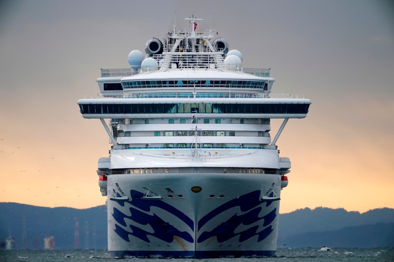 El primer ministro de Japón, Shinzo Abe, anunció el jueves que el país denegará la entrada a los pasajeros extranjeros de otro crucero, el barco Westerdam, de Holland America, que viaja a Okinawa desde Hong Kong, por la sospecha de que a bordo viajan posibles pacientes. El operador de la embarcación, con sede en Seattle, negó que alguno de sus ocupantes padeciese el virus.