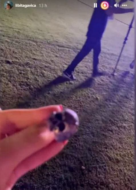 De hecho, en octubre de 2021 algunos medios como 
<b>Despierta América</b> reportaron que una fan se lo arrebató en un concierto en Mazatlán, Sinaloa. 
<br>