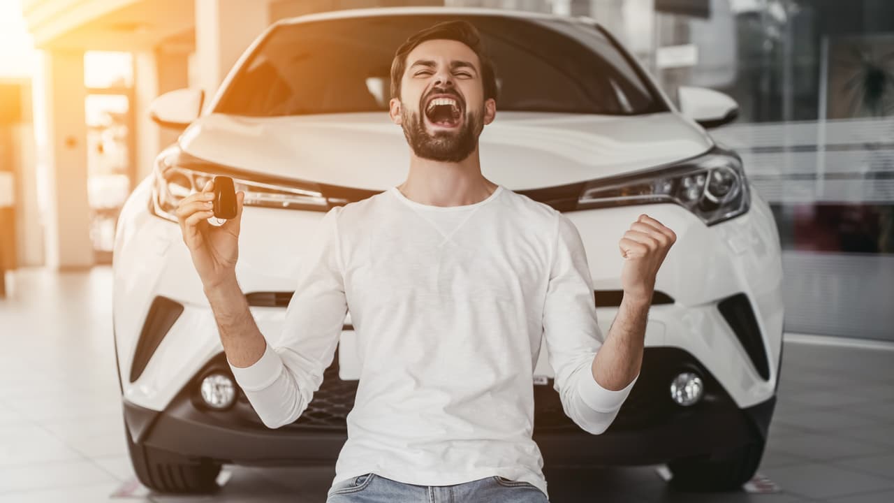 Comprar un automóvil 
<b>no es la más agradable de las experiencias</b>. Desconfianza e inseguridad usualmente van de la mano contigo cuando entras a un concesionario de venta de automóviles. 
<br>
<br>Los siguientes consejos de ayudarán a minimizar los factores negativos para salir triunfante y contento tras el volante de tu auto nuevo. 
<br>
<br>
<b>Relacionado: </b>
<a href="https://www.univision.com/carros/ranking-de-carros/carros-descontinuados-estados-unidos-2022-fotos">¿Los vas a extrañar? Carros que no regresarán a los concesionarios de EEUU en 2022</a>