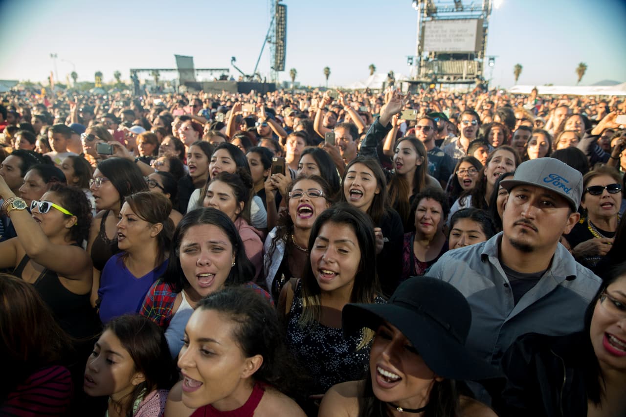 Los asistentes iniciaron la tarde entusiasmados y corearon desde el principio las canciones de Los Tigres del Norte. Foto: David Maris.