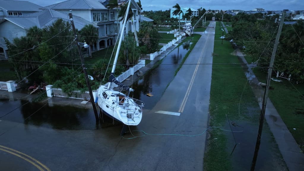 Restos de embarcaciones quedaron en medio de las calles del área de Punta Gorda, en Florida.