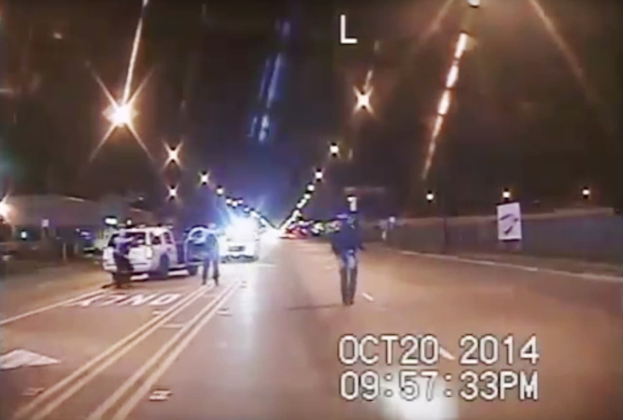 <b>El 24 de noviembre del 2015.</b> El video es dado a conocer. En la grabación se ve al agente Van Dyke disparar de cerca y seguir abriendo fuego después de que McDonald se derrumba en el suelo y apenas se mueve. Justo antes de la publicación del video, Van Dyke es acusado de asesinato en primer grado. Van Dyke es el primer policía en los últimos 35 años en Chicago en ser acusado de homicidio.