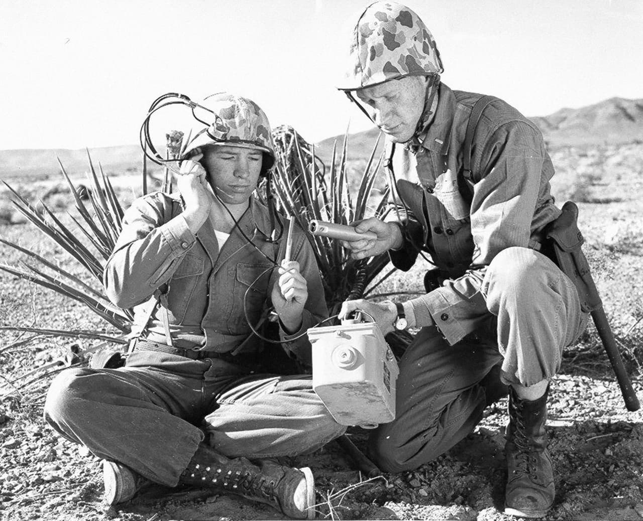 Un soldado y un teniente de la marina miden la radiactividad en el ambiente, luego de la detonación de uno de los explosivos nucleares en Nevada.