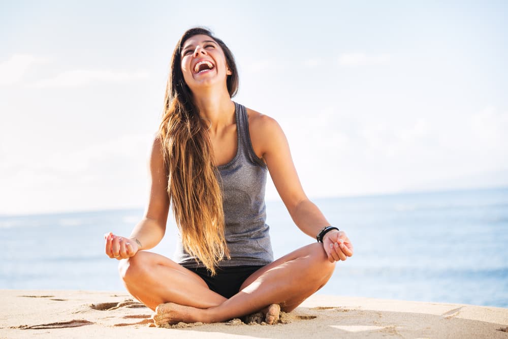 Cuando exhales, siente que estás expulsando y liberándote de todos los desperdicios que hay dentro de ti; todos esos pensamientos negativos, no divinos, impuros e innecesarios...