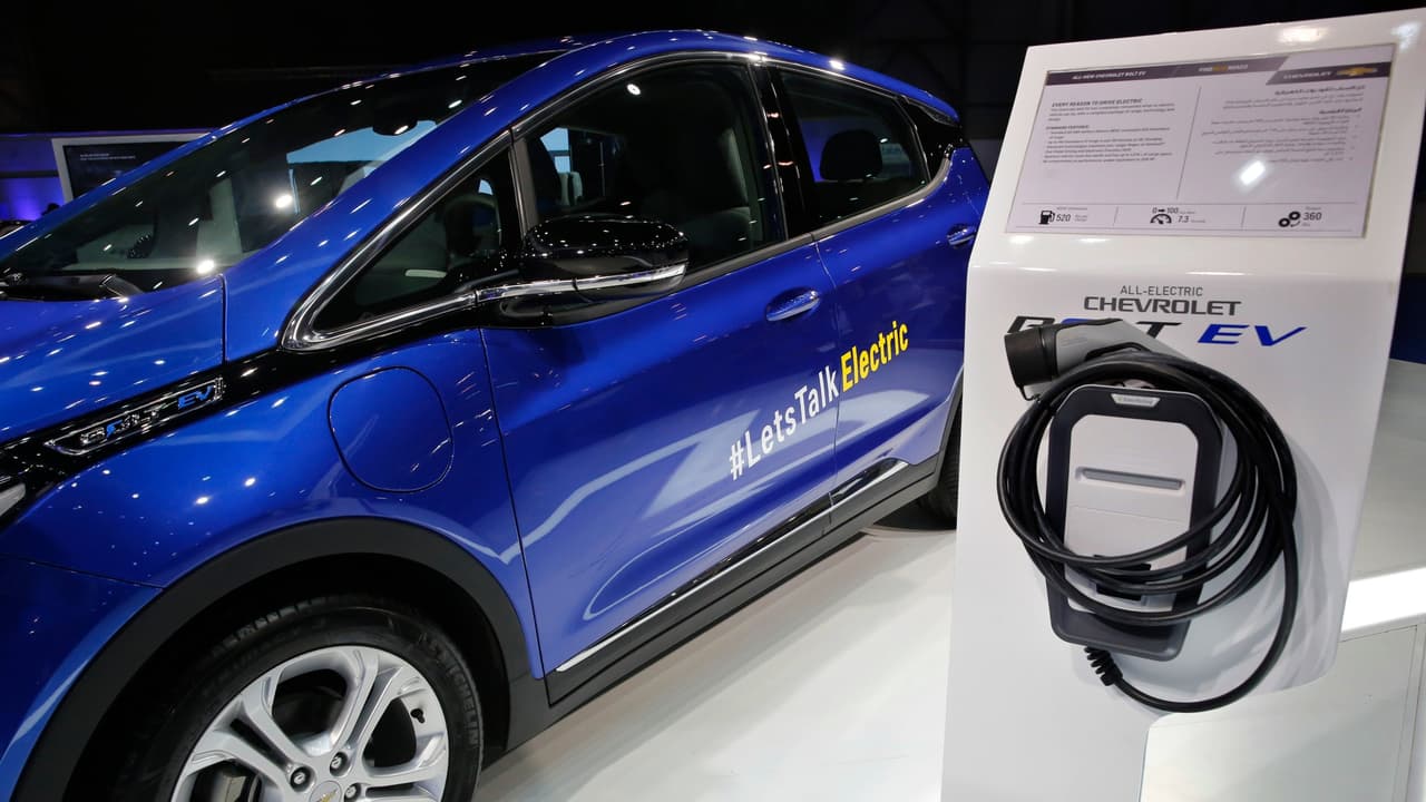 Nueva propuesta de ley busca darles hasta $7,500 a quienes compren autos eléctricos en California