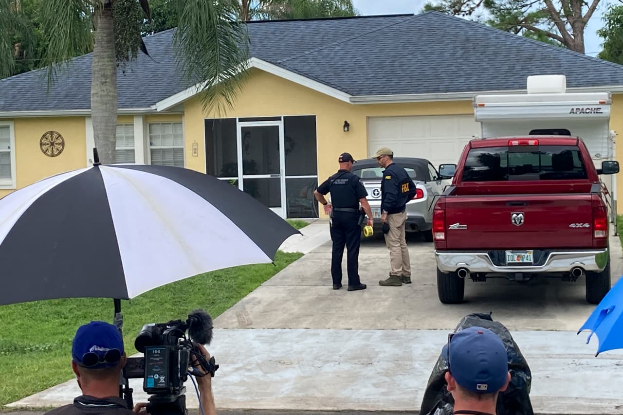 <h3 class="cms-H3-H3">Búsqueda en la casa de los padres de Brian Laundrie</h3>
<br>
<br>El pasado lunes, agentes policiales revisaron la casa de Brian Laundrie, la pareja de Gabby Petito, 
<a href="https://www.univision.com/noticias/estados-unidos/policia-busca-a-brian-laundrie-gabby-petito-reserva-florida" target="_blank">quien se encuentra en paradero desconocido</a> y es considerado como persona de interés por la policía. Las autoridades no hicieron públicos mayores detalles de la investigación.