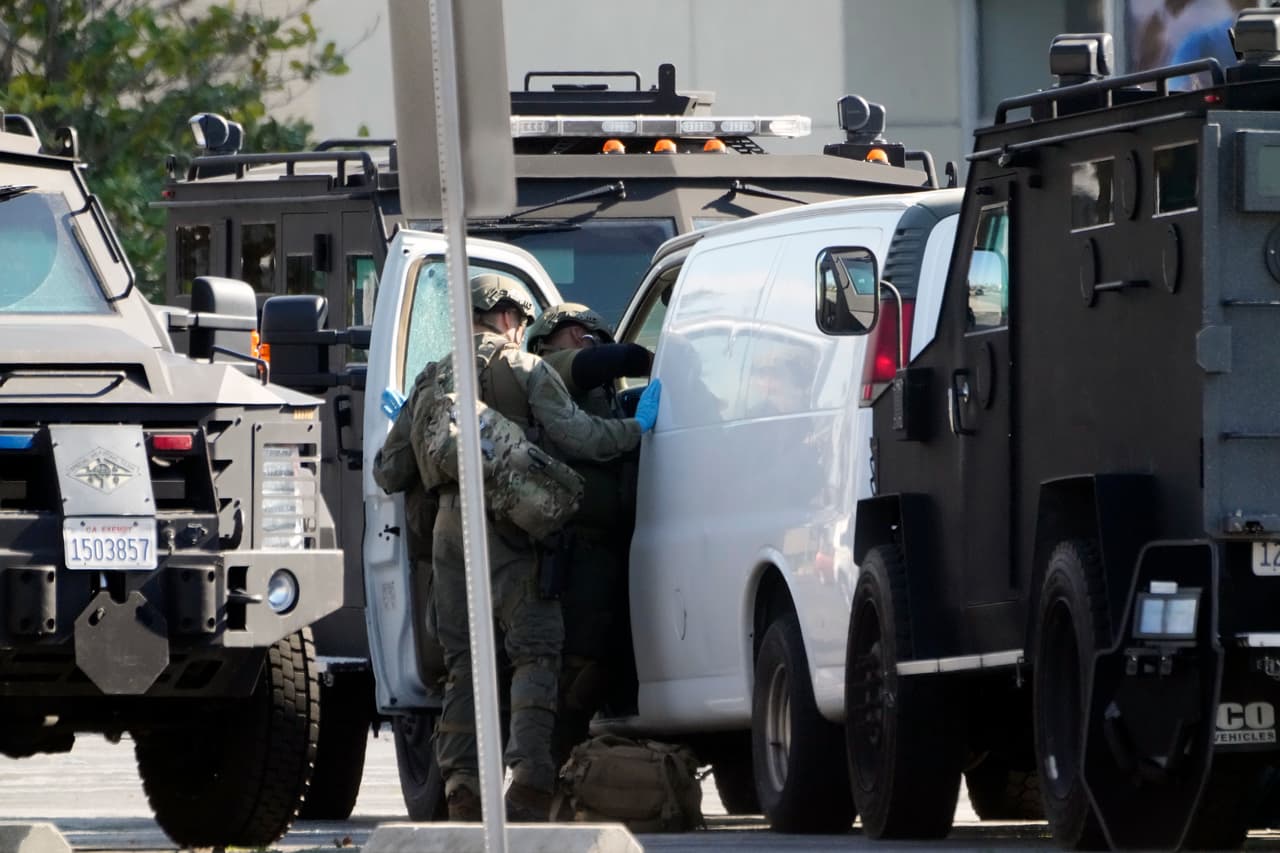 La van fue interceptada por un equipo SWAT en la localidad de Torrance, tras lo cual el sospechoso se disparó mortalmente.
