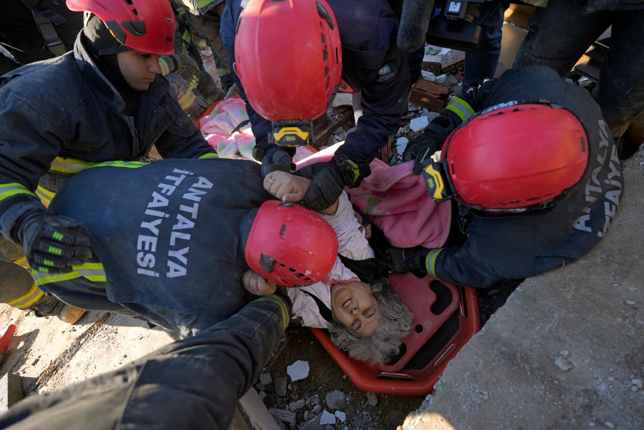 Los increíbles rescates de entre los escombros más de 60 horas después del terremoto de Turquía y Siria