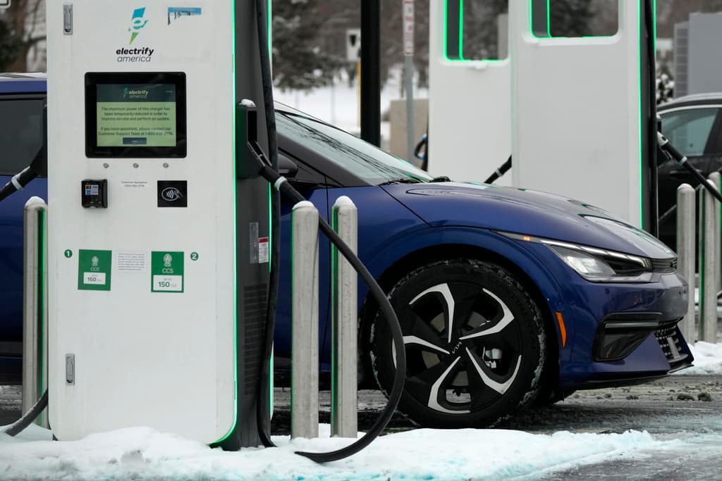 Casi el 70% de los autos nuevos en 2032 deberán ser eléctricos: estas son las regulaciones propuestas por la EPA