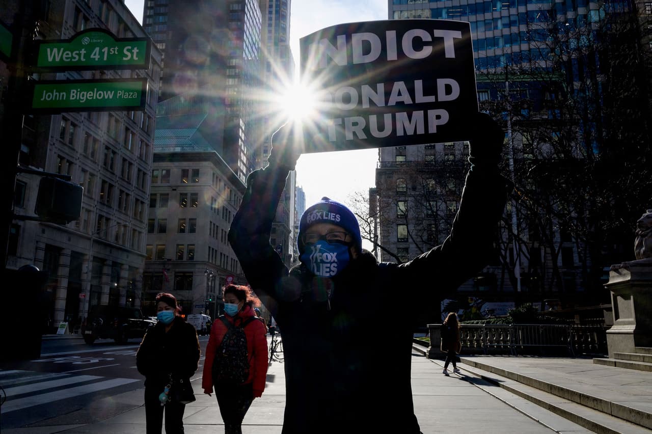 “Condena a Donald Trump”, se lee en un cartel que llevó un manifestante a una protesta llamada ‘Salvemos la democracia, acusen a los líderes golpistas’, organizada en Nueva York.
<br>
<br>El aniversario del asalto de partidarios de Trump al Capitolio comenzó con un enérgico discurso de Joe Biden, quien condenó las acciones del expresidente que desencadenaron el incidente.
<br>