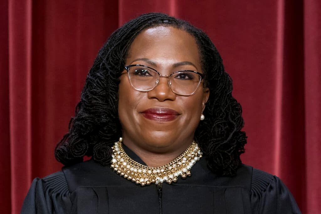 <b>Ketanji Brown Jackson, nacida en 1970</b>. Es la primera mujer negra que integra la Corte Suprema de EEUU, de tendencia liberal. Fue nominada por el presidente Biden a principios de 2022 para sustituir a Stephen Breyer, otro juez liberal, que se retiró. Brown es la primera jueza designada por un presidente demócrata desde que la magistrada Elena Kagan se unió a la corte en 2010. Brown, una brillante jurista, es una de las pocas magistradas en tener una experiencia profesional en el sistema penal, ya que la mayoría de los jueces de este nivel han destacado como fiscales pero ella defendió durante dos años a los acusados como abogada de oficio en Washington.