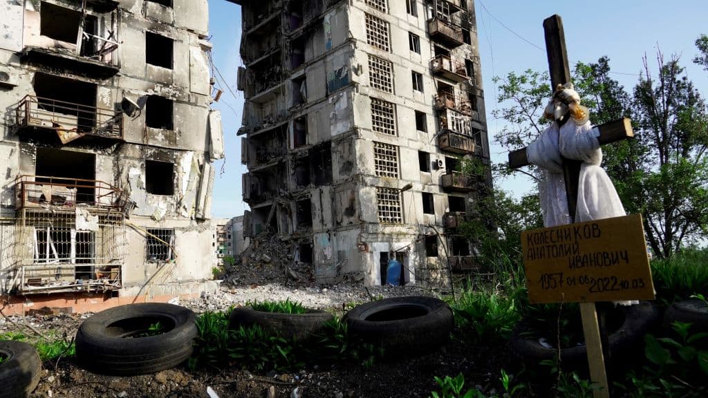 <b>El cerco de Mariupol</b>
<br>
<br>
<a href="https://www.univision.com/temas/mariupol-ciudad-portuaria-al-sur-de-ucrania">Mariupol, una estratégica ciudad portuaria en el mar de Azov</a>, fue el blanco de ataques rusos desde los primeros días de la guerra. La ciudad, un importante puerto industrial que tenía aproximadamente medio millón de habitantes, fue rápidamente rodeada y cercada pero tardó mucho en ser tomada por la resistencia de los militares ucranianos. Empezaba así el pasaje más oscuro que ha vivido Mariupol, una ciudad que, 100 días después, ha quedado completamente en ruinas. En vez de arreciar su ofensiva, Rusia decidió cercar la ciudad y dejar completamente aislados y sin provisiones a sus residentes. Las constantes peticiones de evacuación de las personas que quedaban allí, sin luz, agua, gas ni alimentos o medicinas, fueron saboteadas por Rusia en varias ocasiones, según ha denunciado Ucrania. 
<a href="https://www.univision.com/noticias/exhaustos-y-malheridos-asi-abandonaron-mariupol-los-combatientes-ucranianos-que-resistieron-el-asedio-ruso-video">Combatientes y civiles se refugiaron en la gran planta metalúrgica de Azovstal</a>, en donde plantaron una asombrosa resistencia que vio su fin estos días. Los que sobrevivieron y no pudieron ser evacuados finalmente se rindieron y cayeron prisioneros. La toma de Mariupol fue una importante victoria para el Kremlin, tanto simbólica como estratégica, ya que facilita la conexión con la anexada península de Crimea. Aún se desconoce el número de bajas civiles, la autoridades estiman que podrían ser decenas de miles. 
<a href="https://www.univision.com/noticias/mundo/guerra-rusia-ucrania-invasion-fosas-comunes-mariupol-imagenes-satelitales-maxar-cuerpos-ucrania">Fosas comunes fueron halladas cerca de la ciudad con miles de cuerpos</a>. El cerco de Mariupol se ha comparado el que sufrió Leningrado durante la Segunda Guerra Mundial. 
<br>
<b>Mira también: </b>
<a href="https://www.univision.com/noticias/mundo/mariupol-ciudad-ucrania-atacada-tropas-rusas-relatos">"Mariupol es un infierno": relatos aterradores de quienes huyen de la ciudad ucraniana sitiada por tropas rusas</a>