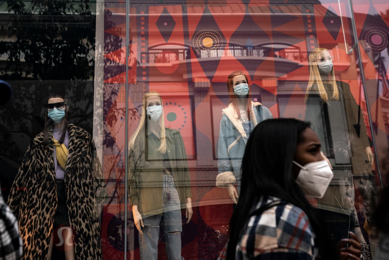 Una mujer camina frente a las tiendas vacías del centro de Los Ángeles el 7 de diciembre, cuando entró en efecto la nueva orden de confinamiento en California. Esta medida estatal incluye el cierre de la mayoría de las oficinas y la prohibición de reuniones. 
<a href="https://www.univision.com/noticias/salud/el-comienzo-del-fin-de-la-pandemia-la-primera-inmunizacion-con-una-vacuna-con-los-estandares-de-los-laboratorios-internacionales-fotos-fotos"><u>Vea aquí las fotografías del proceso de vacunación que comenzó en Reino Unido</u></a>, el primer país que aprobó una vacuna con los estándares de los laboratorios multinacionales.
<br>