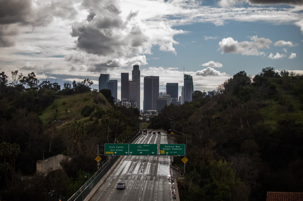 USTED NO DEBE: Viajar hacia o desde un trabajo fuera de la ciudad, a menos que realice actividades esenciales. No debe viajar hacia o desde una casa de vacaciones fuera de la ciudad.