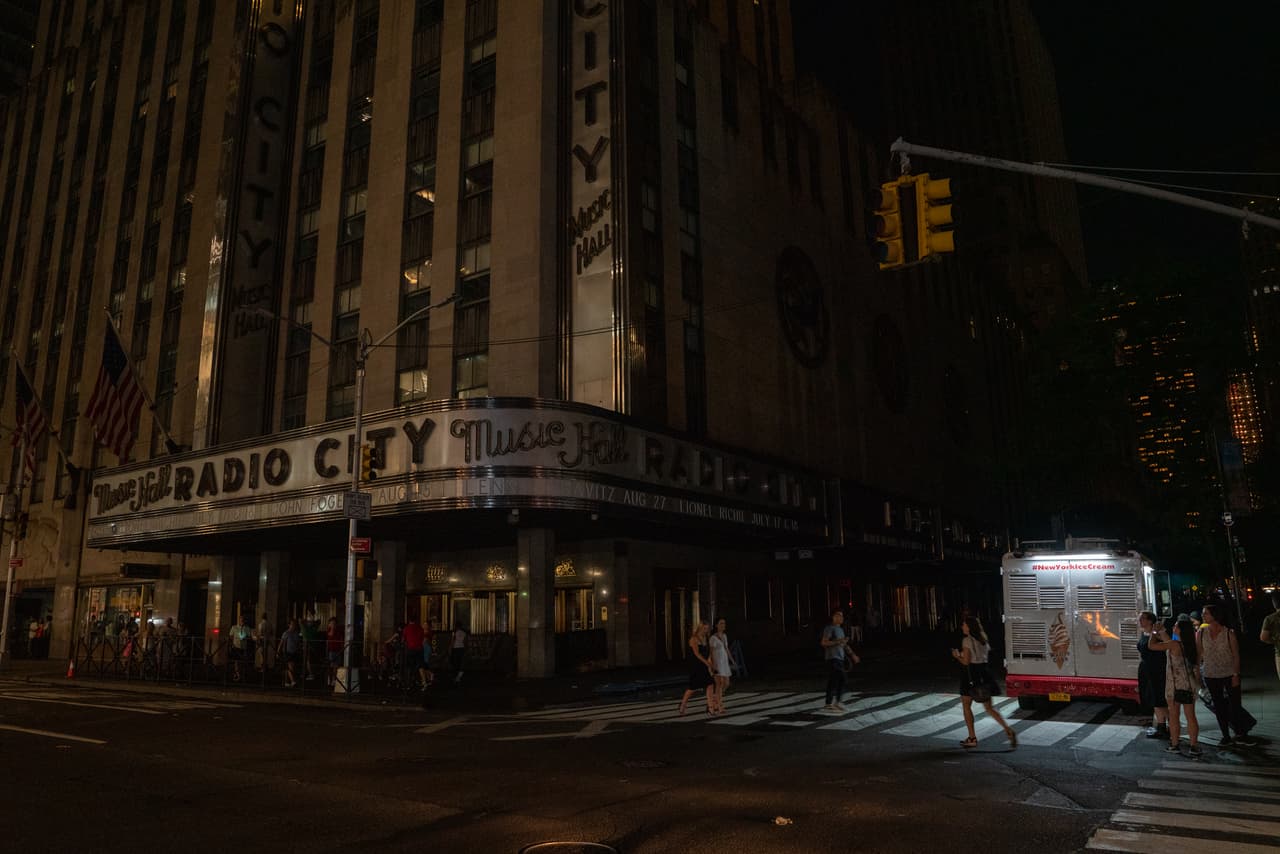 NUEVA YORK, NY - 13 DE JULIO: El Radio City Music Hall a oscuras durante el apagón. (Foto de David Dee Delgado/Getty Images)