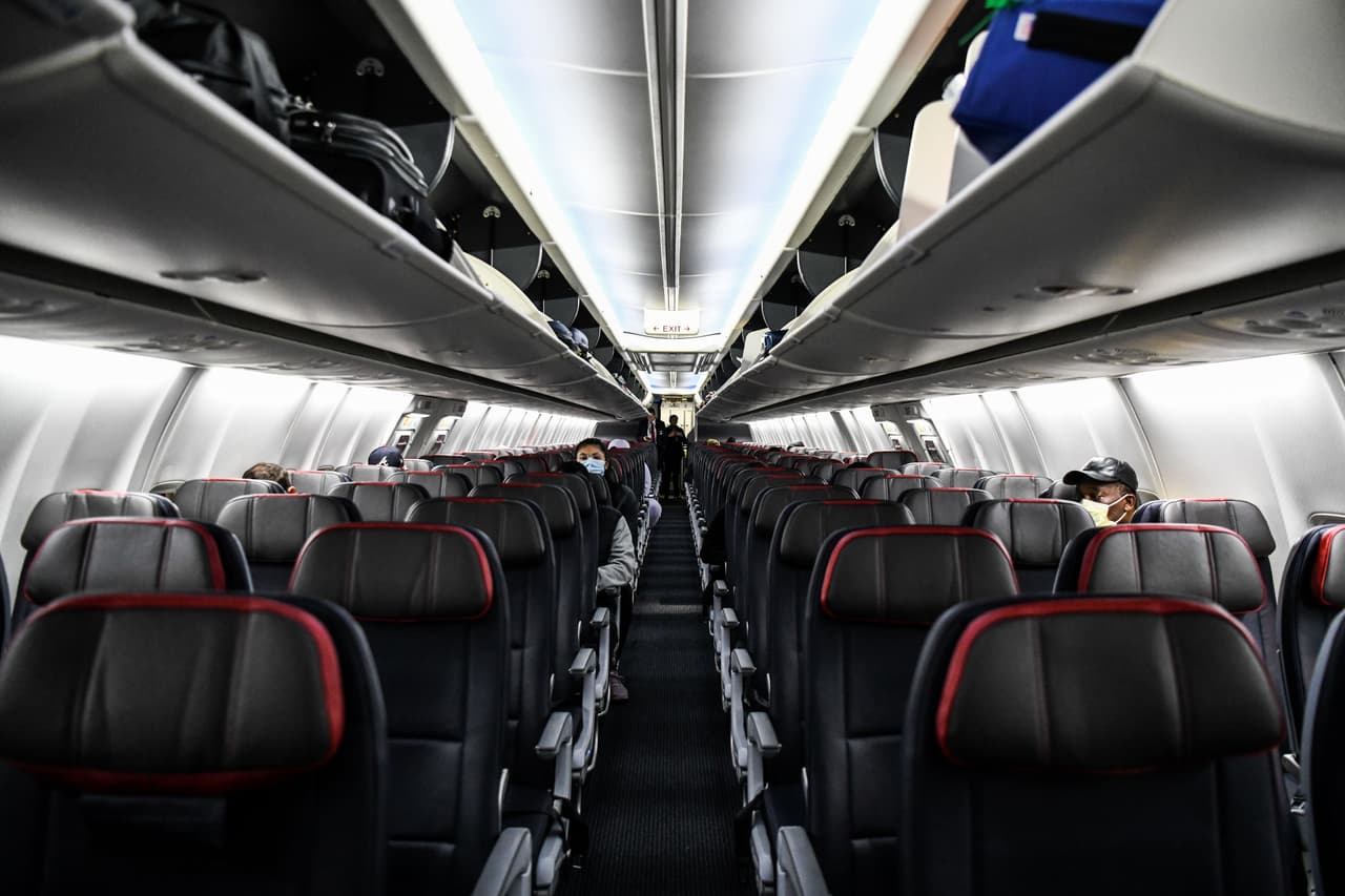 Los pasajeros se sientan distancidos en el interior de un avión que volaba de Miami a Atlanta, el 23 de abril de 2020.