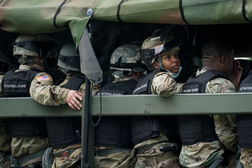 Tropas de la Guardia Nacional en DC. Los militares salieron a la calle luego de la escena de este lunes en las inmediaciones de la 
<a href="https://www.univision.com/temas/casa-blanca">Casa Blanca</a>, cuando agentes de policía y el Servicio Secreto dispersaron usando 
<b>balas de goma y gases lacrimógenos a manifestantes congregados pacíficamente </b>para protestar la muerte de Floyd.