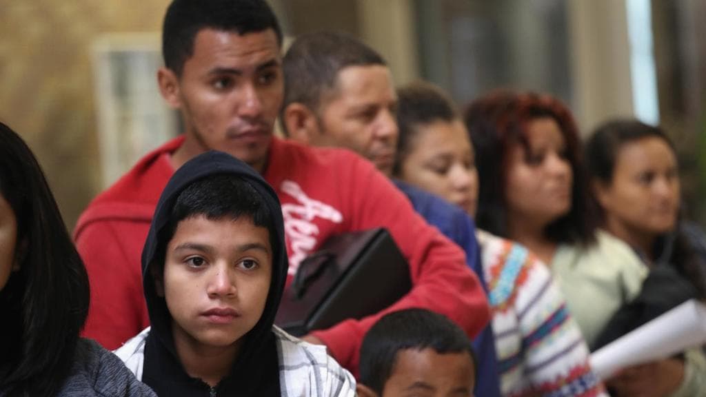Entregarán cheques de 250 dólares a familias inmigrantes, así es como te puedes inscribir