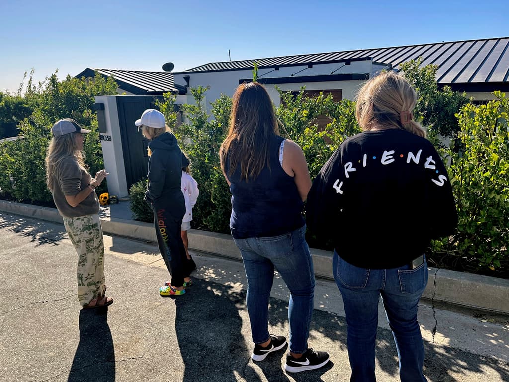 Este domingo varios fans acudieron a la casa del actor Matthew Perry fallecido en Los Ángeles, donde dejaron flores y otros regalos.