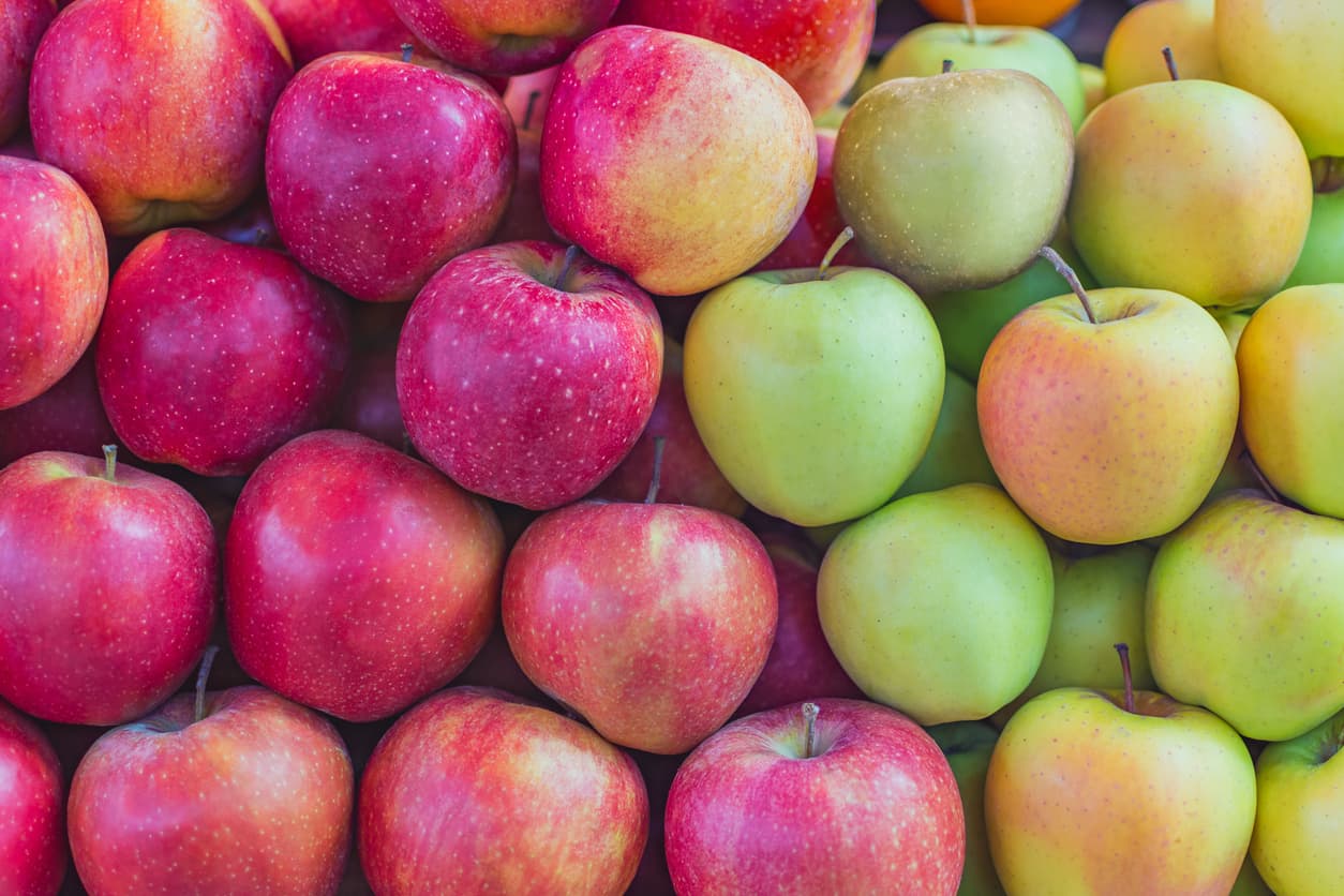 <b>Manzanas. </b>Antes de proceder a los chequeos, los productos se lavan y se pelan, lo que muestra –dice el informe– que los pesticidas no se van con un simple lavado.