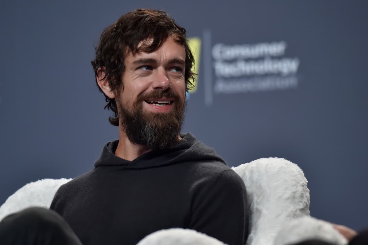 <b>Jack Dorsey, Twitter.</b>
<br>
<br>Este programador de computadoras fundó Twitter en 2006, una red social que cambió la forma en que las personas se comunican en tiempo real. Su compañía transformó el servicio al cliente, las mediciones de opinión pública, el mercadeo, las noticias y la política, entre otros aspectos de la vida diaria.
<br>