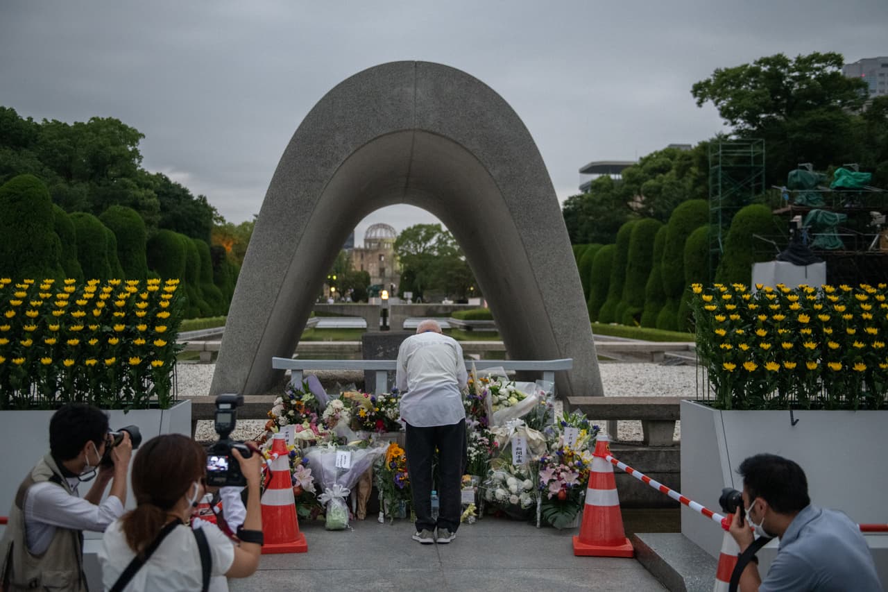En una ceremonia que se redujo significativamente debido al 
<a href="https://www.univision.com/temas/coronavirus">coronavirus</a>, Japón conmemoró el 75 aniversario de la primera bomba atómica lanzada por Estados Unidos en Hiroshima el 6 de agosto de 1945, que mató a unas 140,000 personas en esta ciudad portuaria. Muchas víctimas murieron en el acto, y muchas otras como consecuencia de las heridas o de la radiación durante las semanas y meses siguientes. Tres días después, Estados Unidos arrojó una segunda bomba atómica sobre Nagasaki que puso fin a la Segunda Guerra Mundial. 
<br>
<br>Un hombre reza en el Cenotafio Conmemorativo de las Víctimas de Hiroshima antes de la ceremonia, este jueves 6 de agosto (hora local) en Hiroshima, Japón. 
<br>